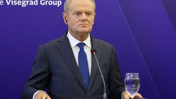 Donald Tusk ze słuchawką w uchu