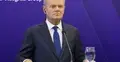 Donald Tusk ze słuchawką w uchu