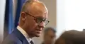 Friedrich Merz z profilu, w tle mężczyzna