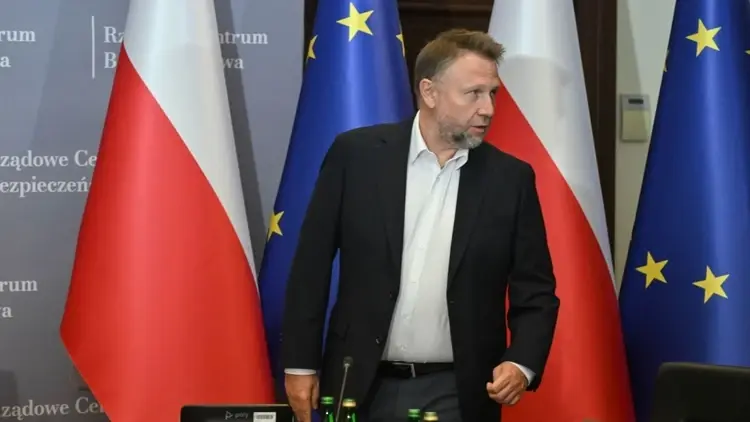 Marcin kierwinski na tle flag ue i polski