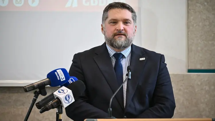 Tadeusz Szemiot przemawia na radzie miasta