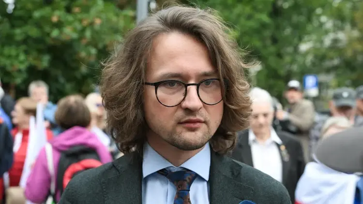 Michał Sopiński, w tle ludzie