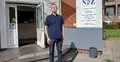 Mężczyzna stoi przed placówką NFZ