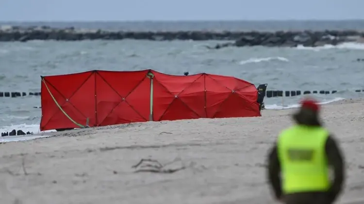 Miejsce znalezienia wojskowego bezzałogowca na plaży w Rusinowie, 14 bm.