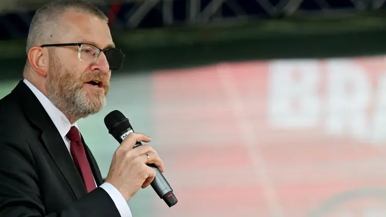 Grzegorz Braun przemawia do mikrofonu