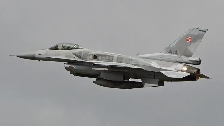 Polski F-16 na niebie
