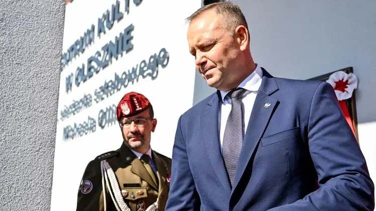 Prezydent RP Karol Nawrocki, w tle żołnierz