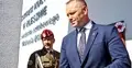 Prezydent RP Karol Nawrocki, w tle żołnierz