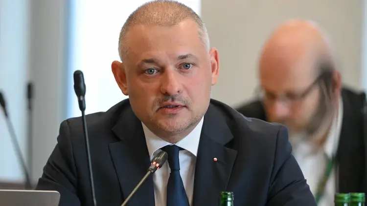 Wojciech Król mówi do mikrofonu