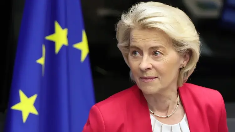 Ursula von der Leyen, w tle flaga UE
