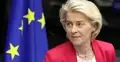 Ursula von der Leyen, w tle flaga UE