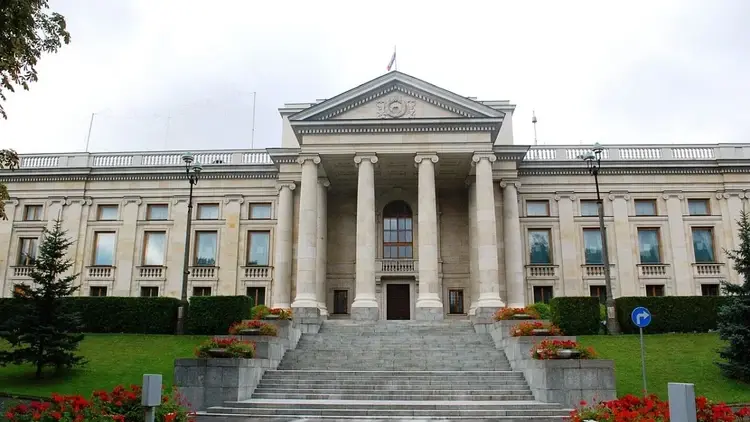 Ambasada Rosji w Warszawie widok na elewację frontową