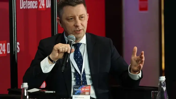 michał dworczyk siedzi i mówi