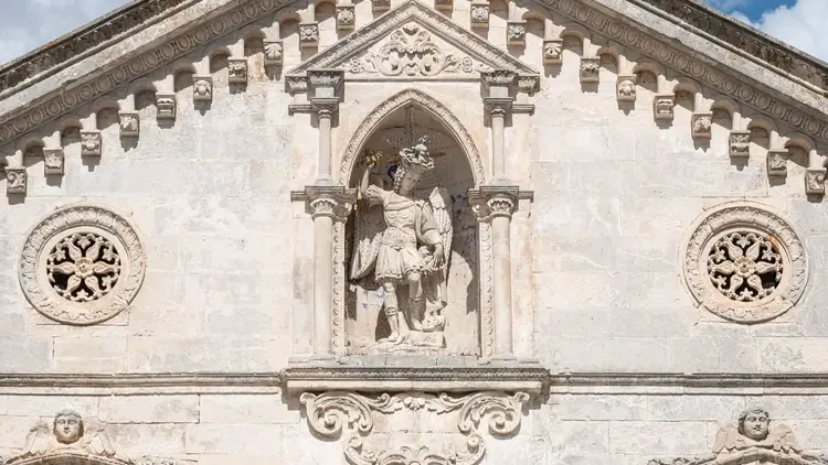 figura Michała Archanioła na froncie sanktuarium