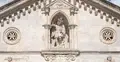 figura Michała Archanioła na froncie sanktuarium