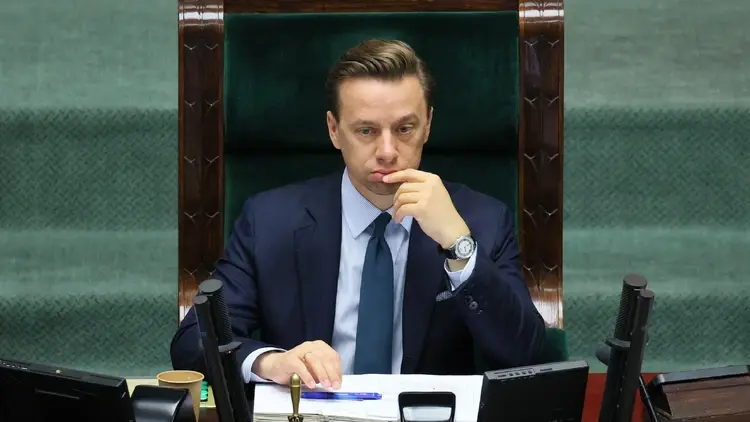 Wicemarszałek Sejmu Krzysztof Bosak na sali obrad Sejmu