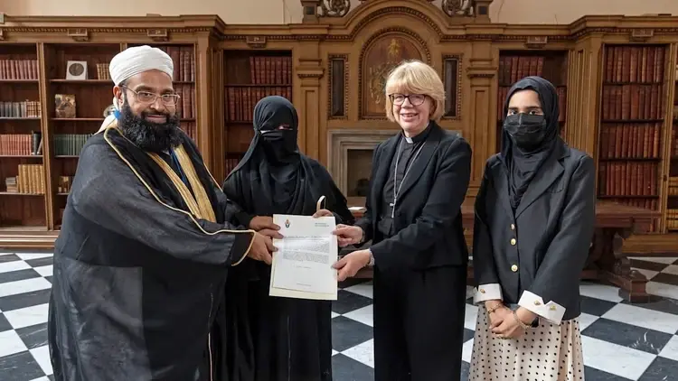 Arcybiskup Canterbury wręcza Muhammadowi Tahirowi Mehmoodowi Ashrafiemu nagrodę