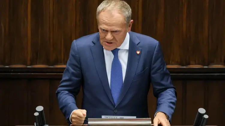 Premier Donald Tusk przemawia na sali obrad Sejmu