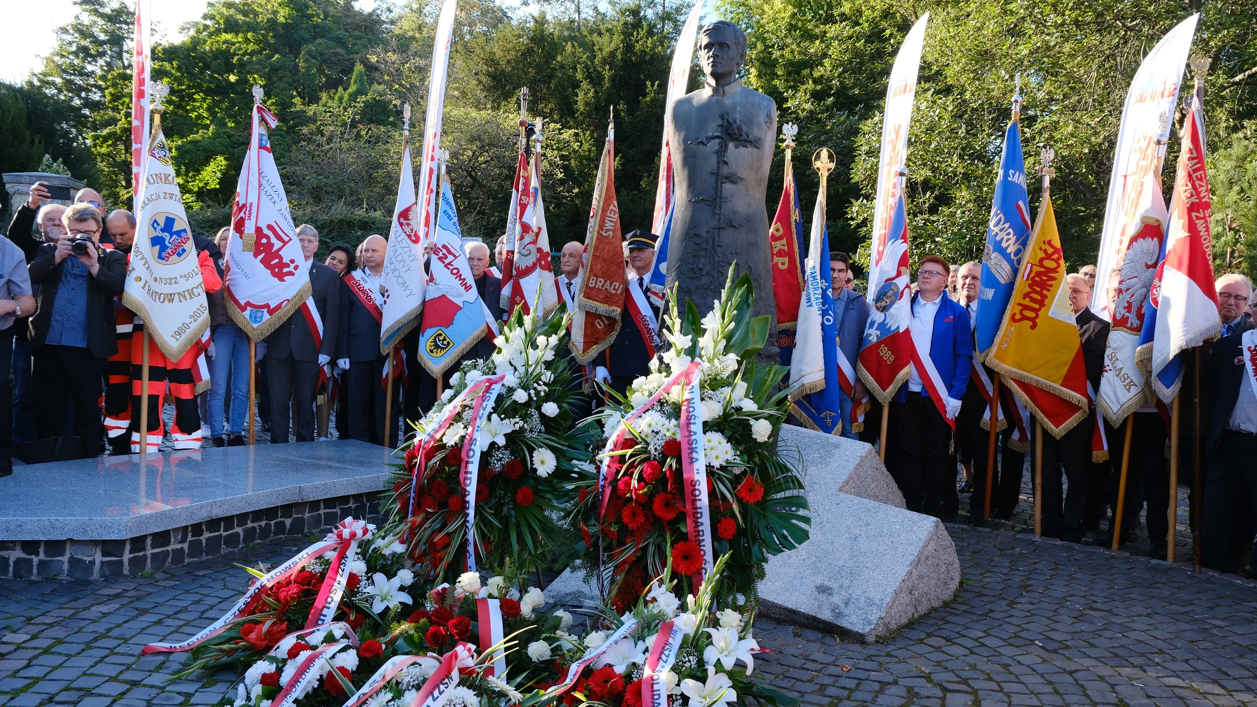 Złożenie kwiatów pod pomnikiem bł. ks. Popiełuszki
