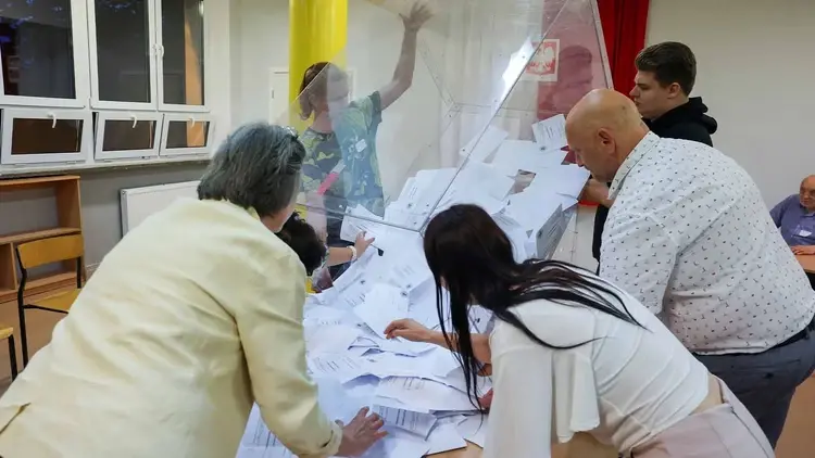 Wybory prezydenta RP - II tura. Liczenie głosów w lokalu wyborczym w Łodzi - zdjęcie ilustracyjne