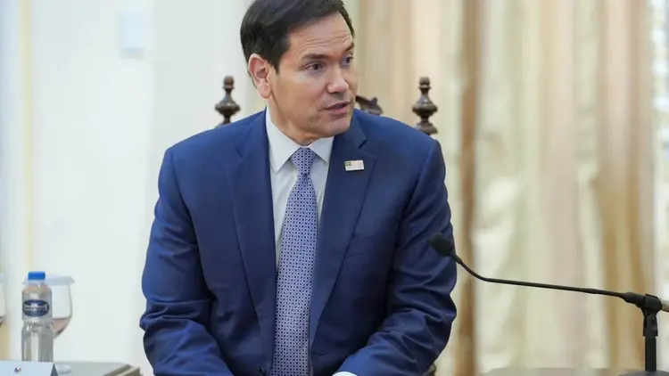 Marco Rubio siedzi na krześle przy mikrofonie