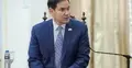Marco Rubio siedzi na krześle przy mikrofonie