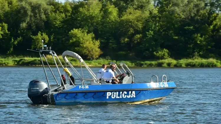 łódź policyjna na jeziorze