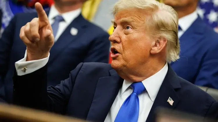 Donald Trump pokazuje palcem i przemawia