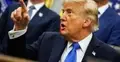 Donald Trump pokazuje palcem i przemawia