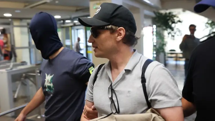 Inwestor giełdowy Rafał Zaorski doprowadzany do delegatury Prokuratury Krajowej w Katowicach