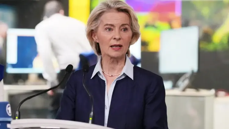 Ursula von der Leyen przemawia do mikrofonu