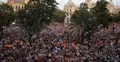 Tłum ludzi protestuje na ulicach Hiszpanii