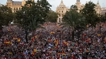 Tłum ludzi protestuje na ulicach Hiszpanii