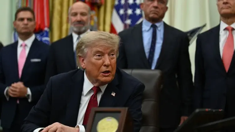 Donald Trump w gabinecie owalnym