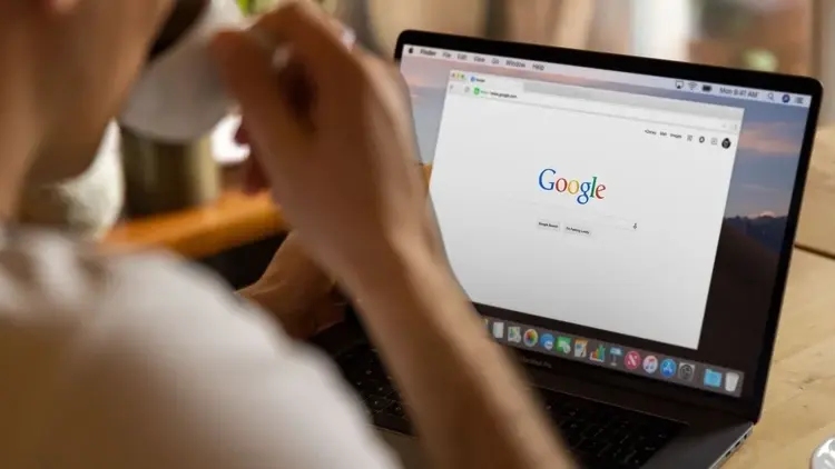 wyszukiwarka google na laptopie