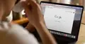wyszukiwarka google na laptopie