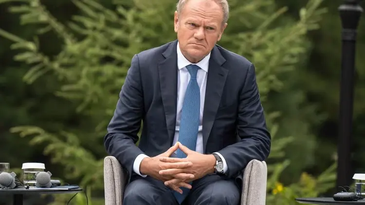 Donald Tusk siedzi