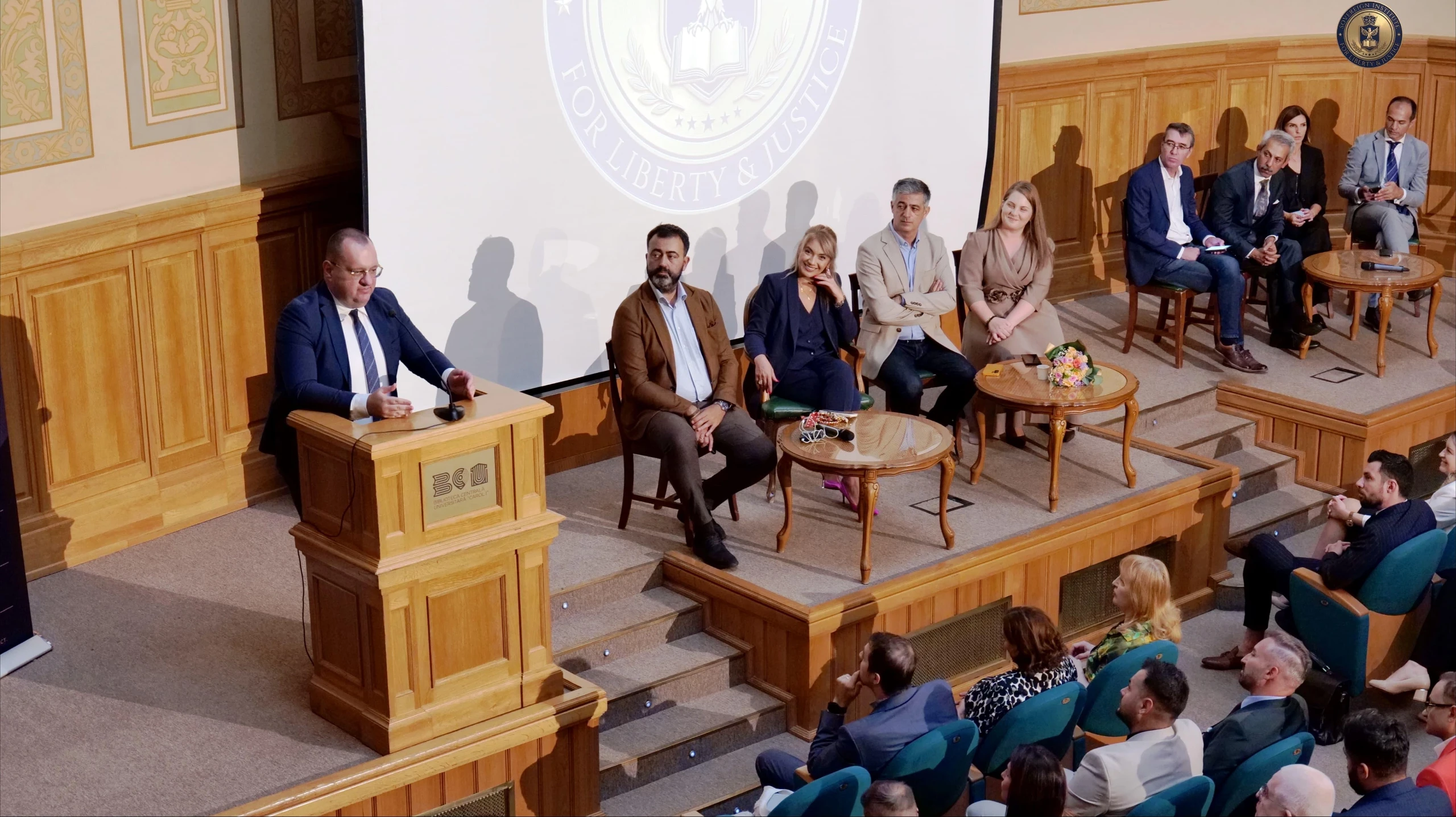 ludzie na scenie podczas konferencji