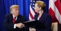 Donald Trump i Mette Frederiksen ściskają swoje dłonie, w tle flaga USA i Danii