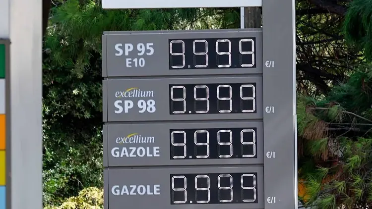 Stacja benzynowa w Nicei - zdjęcie ilustracyjne