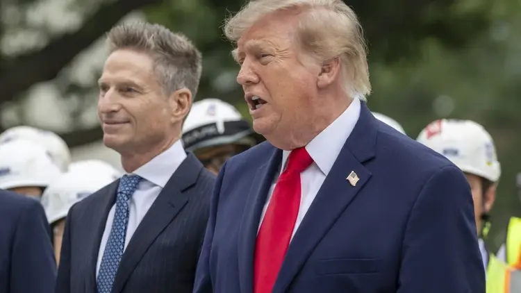 Donald Trump, w tle mężczyzna