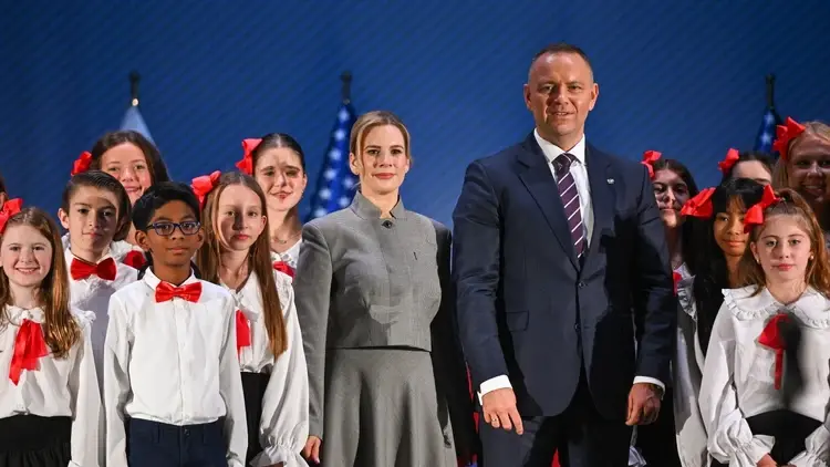 Marta i Karol Nawroccy, w tle dzieci
