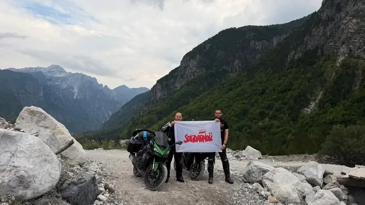 Grzegorz Zawadzki i Michał Ossowski z flagą Solidarności