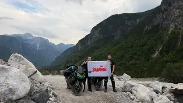 Grzegorz Zawadzki i Michał Ossowski z flagą Solidarności