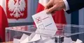 urna i ręka z kartą do głosowania na tle polskiej falgi