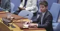 Sam Altman siedzi w garniturze i przemawia do mikrofonu, w tle krzesła i ludzie