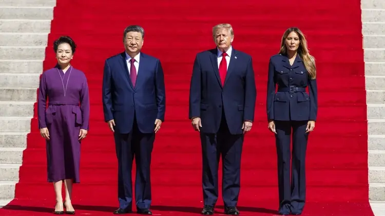 Xi Jinping i Donald Trump z małżonkami stoją na czerwonym dywanie
