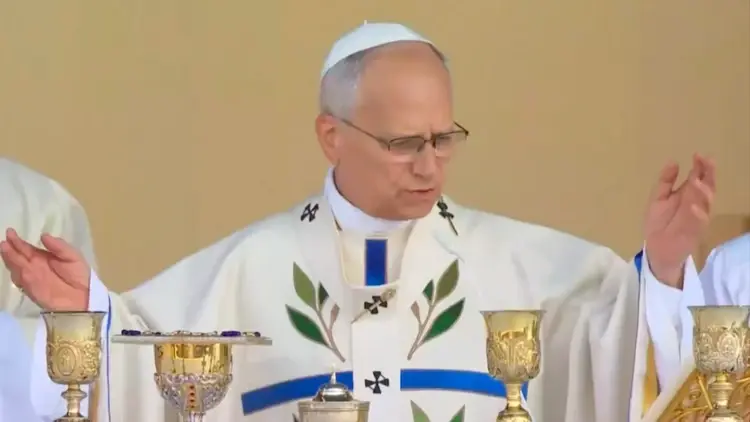 Papież a czasie Mszy św. w Paryżu