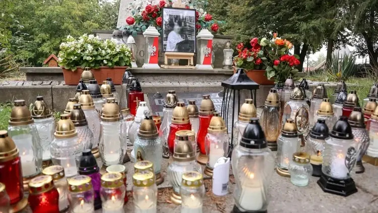 Jarosław, miejsce ataku nożownika znicze i zdjęcie zamordowanego kapłana przez Ihora M.