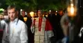 papież w czasie procesji ze świecami